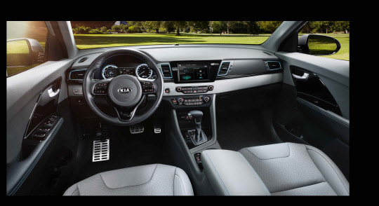 4.2인치 슈퍼비전 클러스터를 적용한 계기판이 들어있는 '니로' 실내모습.  기아자동차 제공